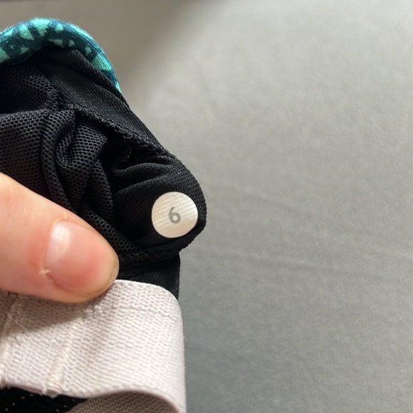 NWOT Lululemon Power Y Green Tank Designs size 6 - Picture 3 of 4